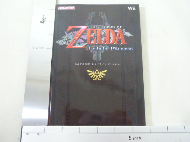 LEGEND OF ZELDA Twilight Princess Guide Book Wii MC *  